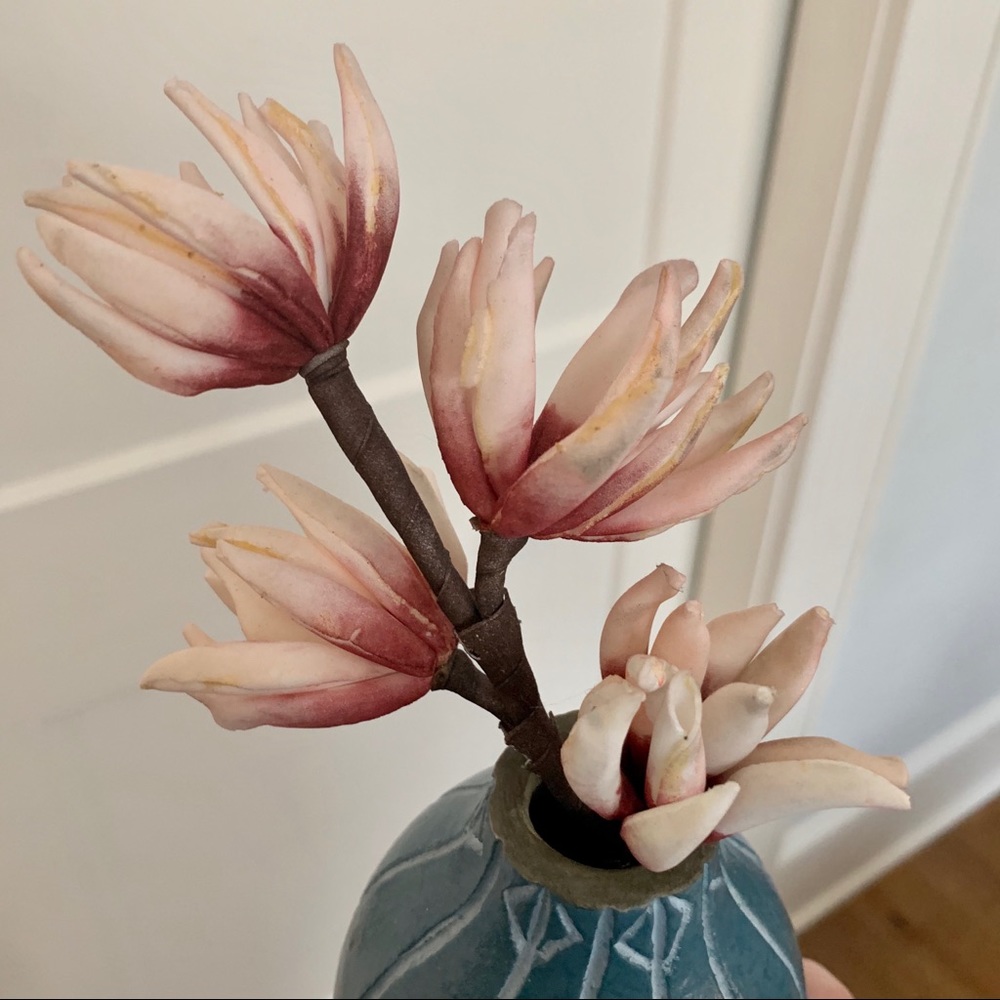 Small teal geometric vase with faux flower! - Picture 2 of 3